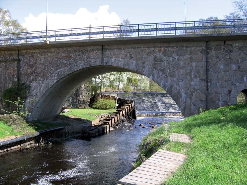 Lyckebyån, Lyckeby bro och Kronosmedja Kronokvarnen och Lyckebybron är idag byggnadsminnen.