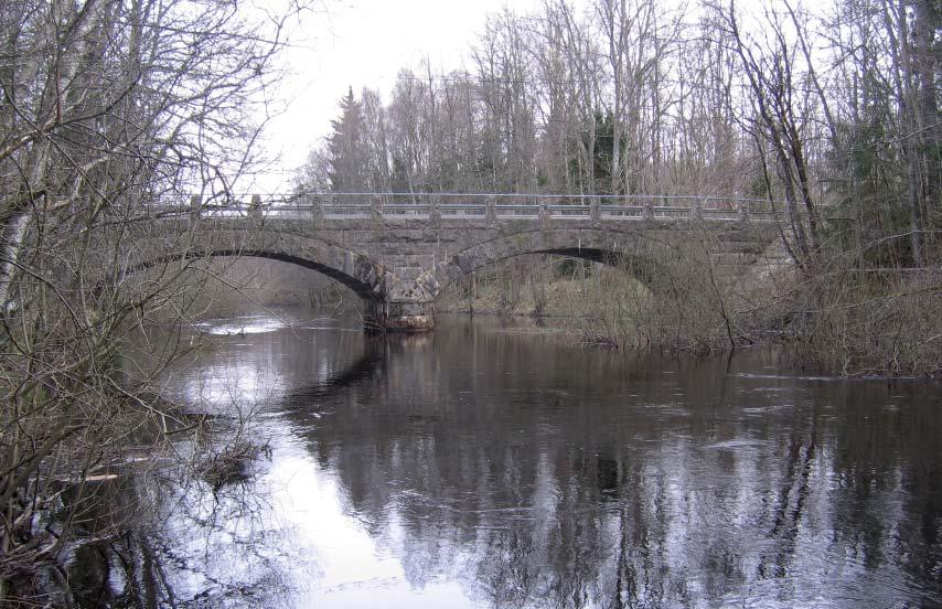 Den nya bron byggdes 1923 och då försvann de sista resterna efter
