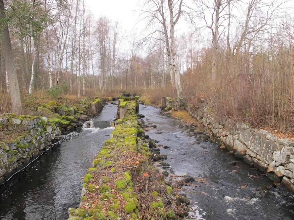 Stensatta vattenrännor (verkskanaler) i ån, väster om den södra