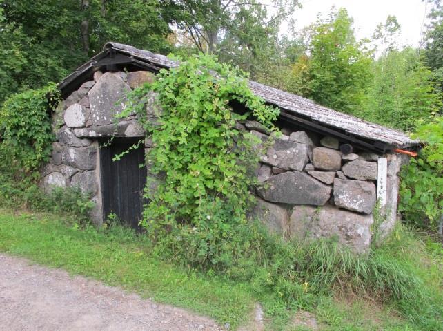 Huvudhultakvarn 3:3/3:8), som kan vara från tiden då byn låg vid