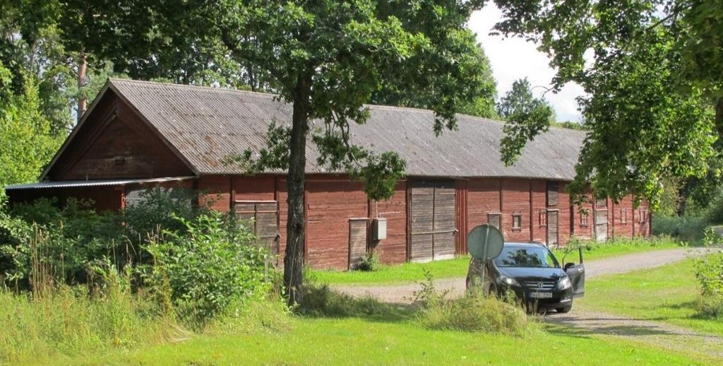 Ladugård och uthus till gården B.
