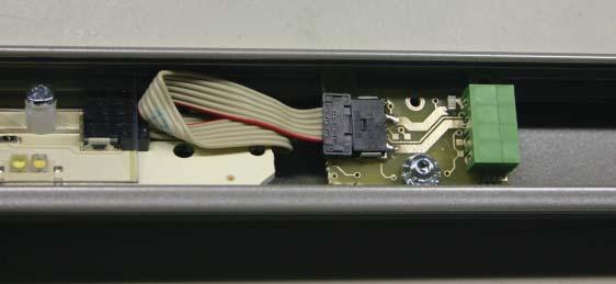 Anslutnigskort Mellankabeln LED-ljuskällan Fäst mellankabeln som kommer från ljusmodulen fast i anslutnigskortets svarta fäste. Fästet går enbart uppåt.