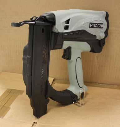 Lätt & skönt grepp! Mycket Låg rekyl! 1,25 x 16-50 mm Hitachi NT50GS Maskinen är liten och lätt men trots detta har den bra power.