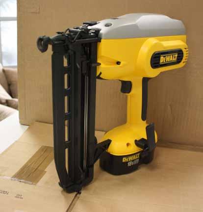 favoriten! Tung men välbalanserad! och tyst! 1,2 x 16-50 mm DeWalt DC608 DeWalt DC608 är en ganska liten och kompakt maskin men tung. Trots detta är den välbalanserad och skön att skjuta med.