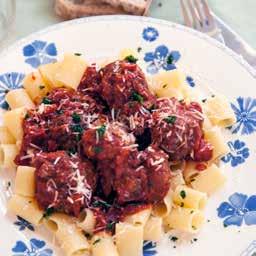 Köttbullarna får puttra i en mustig tomatsås och serveras med god pasta. En perfekt rätt när du är sugen på klassiska italienska smaker.
