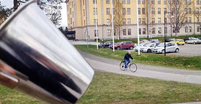 En mugg kom med grismaten från I20 Muggen kom med grismaten från miltitärförbandet I20. Björke Balder var arbetshästen som även drog kol och ved och jobbade på åkrarna i 1940-talets Umeå.