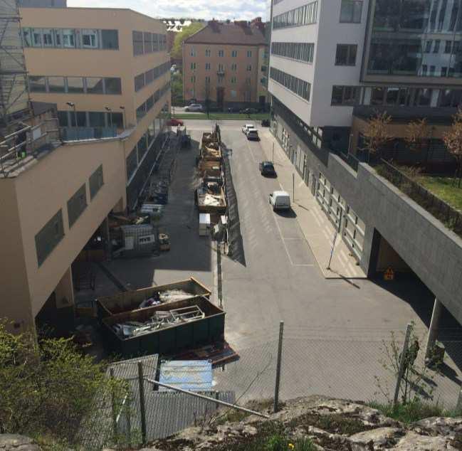 Sida 5 (8) Vy från berget längs Ekedalsgatan mot Lindhagensgatan med befintlig byggnad till vänster.