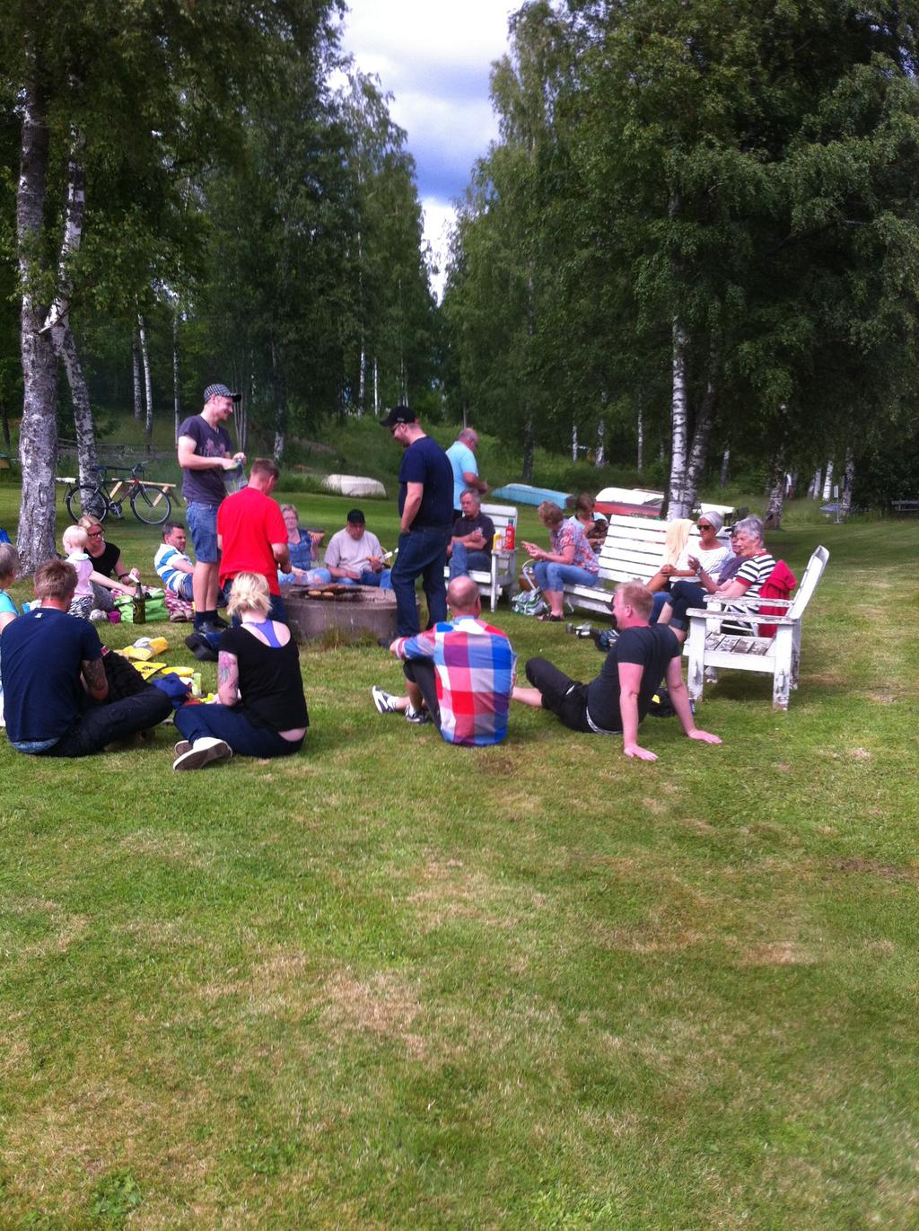 Sommarmingel vid Stensjön 2015. Fredagen den 25 september var byalaget inbjudna till en första genomgång / visning av materialet Om Tovrida By sedan 1900.