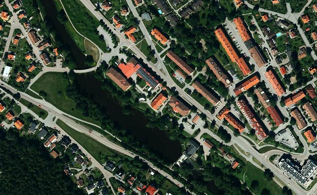 7 (21) 3 BEFINTLIGA FÖRHÅLLANDEN Bebyggelsen är belägen längs med Skultunavägen där huvudbyggnaden för det befintliga vårdboendet agerar som en sammanhängande barriär mellan vägen och Svartån längs