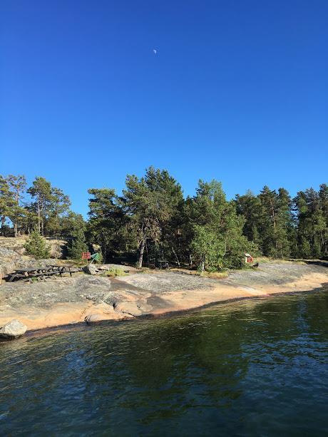 Denna gång målades dasset och vårstädades inför sommarens anstormning samt att laddningen från solcellen kontrollerades. Då arbetet var klart så kunde de som angjort Lindskär enbart koppla av.