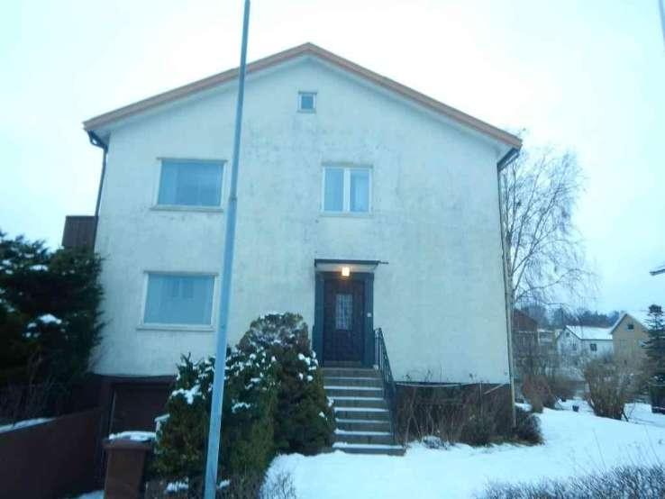 Byggnadsbeskrivning Bostadsbyggnad Byggnadsår/ ombyggnadsår: 1948 / Hustyp/antal våningar: 2-plans hus Taktyp, takbeläggning: Betongpannor på ett underlag av läkt, papp och råspont Grundkonstruktion: