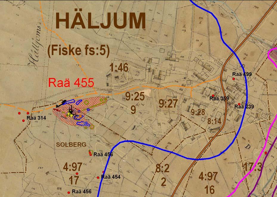 ca 120 meter SÖ om finns två gravar, Raä 454. Ca 400 meter S om RAÄ 455 finns 10 gravar, en husgrundsterrass och röjningsrösen (RAÄ 247). Ca 30