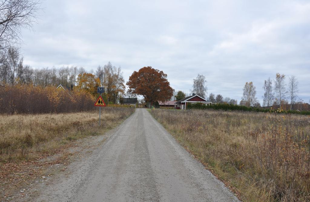 Bild: Befintlig grusväg inom planområdet. Trafik Planområdet nås idag från länsväg 566 (Hidingevägen) samt en enskild grusväg som passerar mitt igenom planområdet.