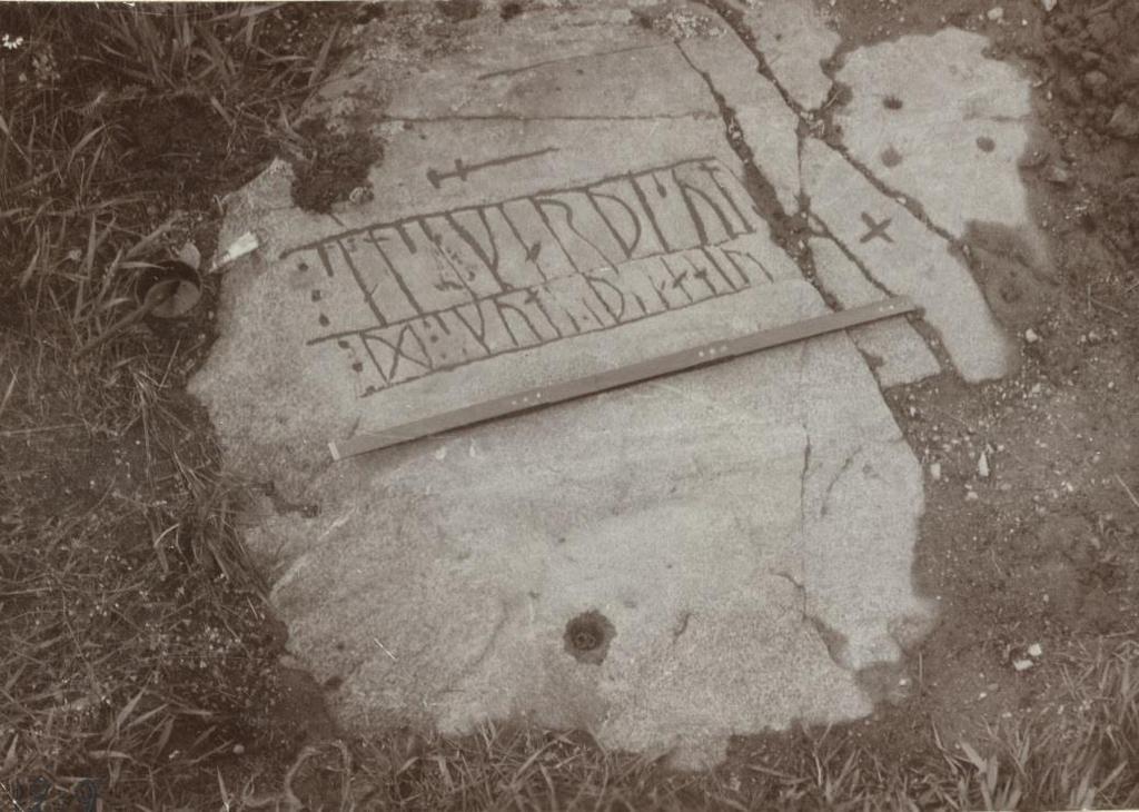 Ög 43 Ingelstad Runristningens historia och betydelse 7 Den 14 juni 1905 granskades inskriften av professor Otto von Friesen, som har efterlämnat några noteringar om den i en av sina