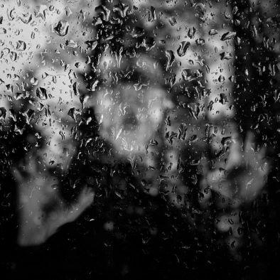 Kristian Frantz: Rain man Den här funderade jag över är det en kvinna, är det ett läppstift? Troligen är bilden tagen utifrån in.