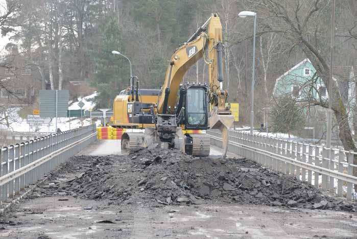 För att frilägga den underliggande betongkonstruktionen innan