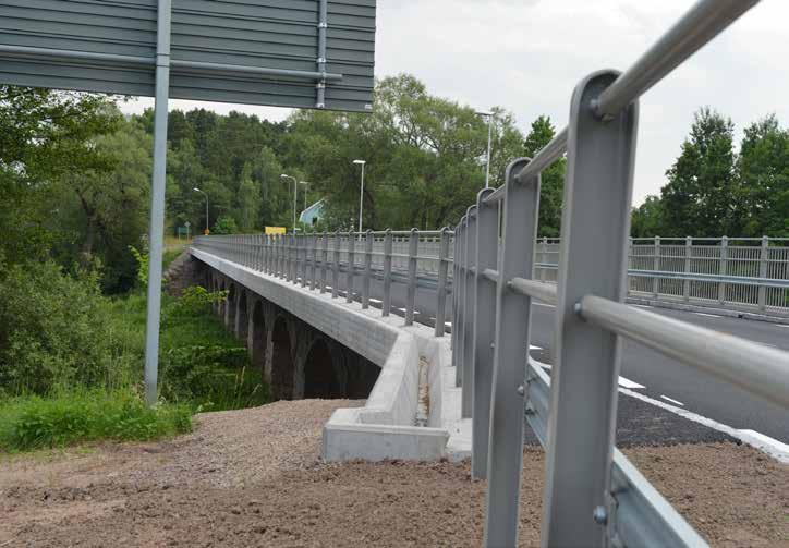 Ovan: Det nya räcket har samma grundutförande som den äldre konstruktionen men är av trafiksäkerhetsmässiga