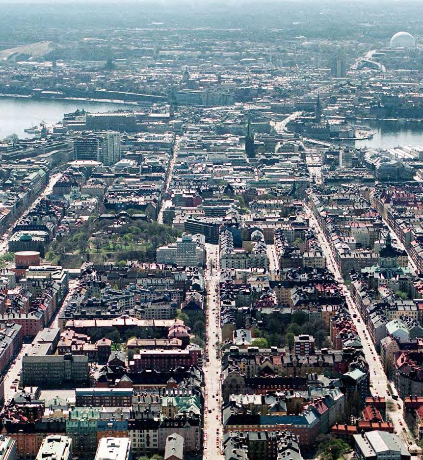 Den urbana formen med dess offentlighet integrerar kulturellt och socialt, snarare än separerar, och stärker därigenom pluralism och demokratisk utveckling.