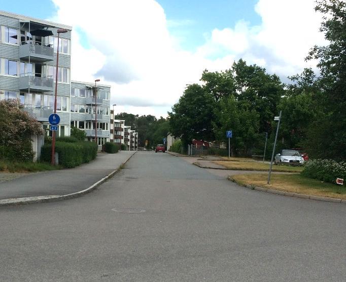 Figur 7. Bäckvägen. Bild tagen från söder. Gärdesvägen, som ligger norr om förskolan i delområde 1, sluttar åt väster ner mot Hulebäcken. Dagvatten från vägen avleds ytledes till bäcken. 2.