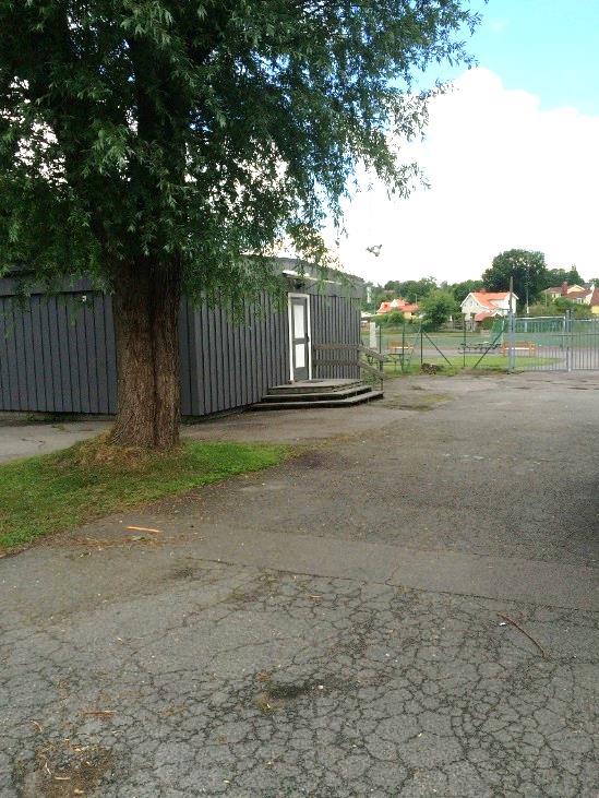 2.3 Delområde 5 I delområde 5 finns två byggnader som utnyttjas av idrottsplatsens användare (se Figur 5). Marken i anslutning till byggnaderna är hårdgjord och avvattnas via rännstensbrunnar.