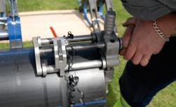 innehåller en metalltråd. Tråden värms upp genom att ström på 40 volt ansluts till elektromuffen. Då smälter de två PE- rören samman och en svetsfog bildas.