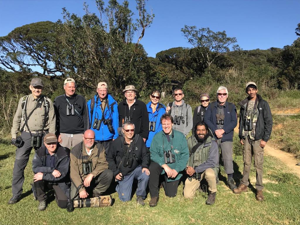 Hela gruppen inklusive våra guider Mukesh och Indika. Horton Plains. Foto: Göran Pettersson INLEDNING Årets resa till Sri Lanka präglades inledningsvis av ordentliga mängder regn.