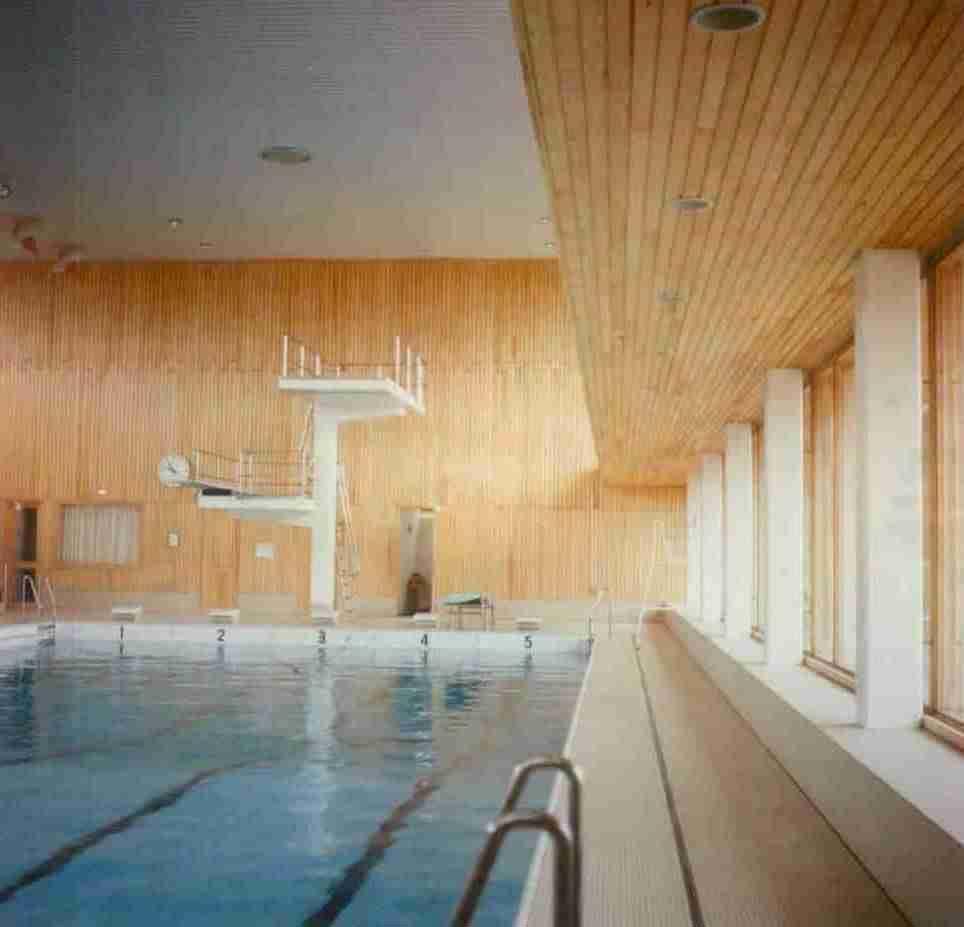 18 Figur 4. Interiör av simhallen i Finspång (byggd 1967), där innerpanelen var tillverkad av BP Hylosan-impregnerat trä. Hallen är numera stängd.