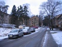På platsen finns en byggrätt för ett garage, men området används för markparkering och sophantering.