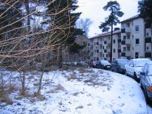 Förslaget innebär att ett bostadshus placeras i kanten av grönområdet i anslutning till Konsolvägen och öriga byggnader längs gatan.