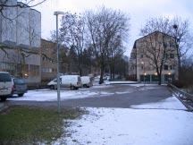 Vidare undersökningar har dock visat att det under området löper en stor fjärrvärmeledning. Området är dessutom utsatt för buller från Örbyleden.