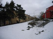 Stadsbyggnadskontoret anser att ny bebyggelse på de anvisade platserna bör utföras i en höjd- och volymskala som inte avsevärt avviker från den som befintliga bostäder har.