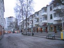 Gågatan invigdes 1952. Centrum markeras av ett nio våningar högt punkthus på samma sätt som i flera av efterkrigstidens förorter.