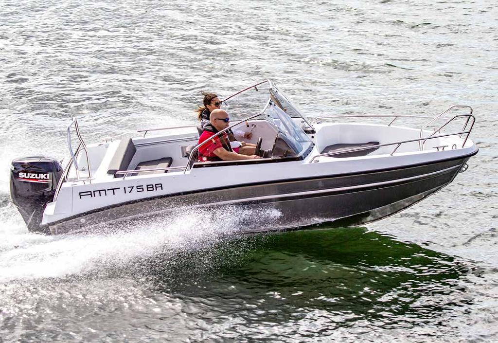 AMT 175 BR Välj mellan glasfiber och aluminium! Fjolårets nykomling är en fartfylld förbindelse- och nöjesbåt med ett sportigt skrov.
