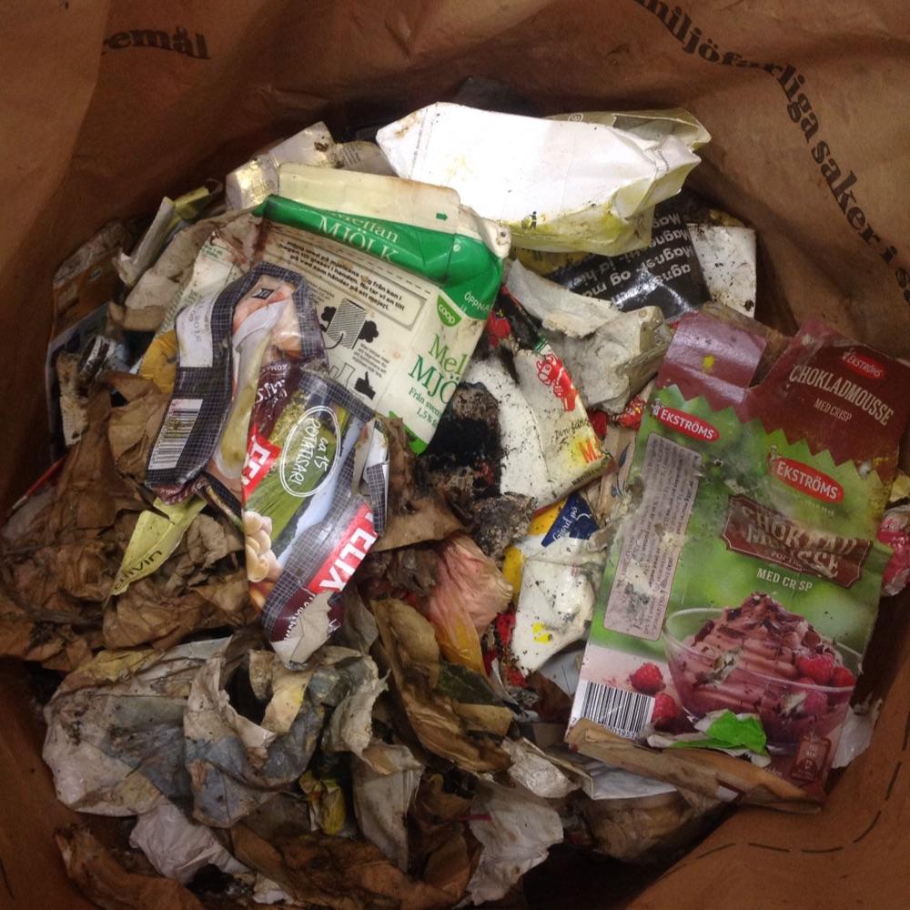 4.2.1 Förpackningar och tidningar i det brännbara avfallet från villor De dominerande producentansvarsmaterialen i restavfallet från villor är tidningar, pappers- och plastförpackningar.