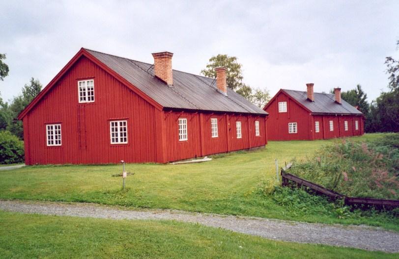 Byggnaderna skulle behandlas med röd slamfärg och dörr- och fönsterfoder med vit oljefärg enligt Bidragsgrundande åtgärder.