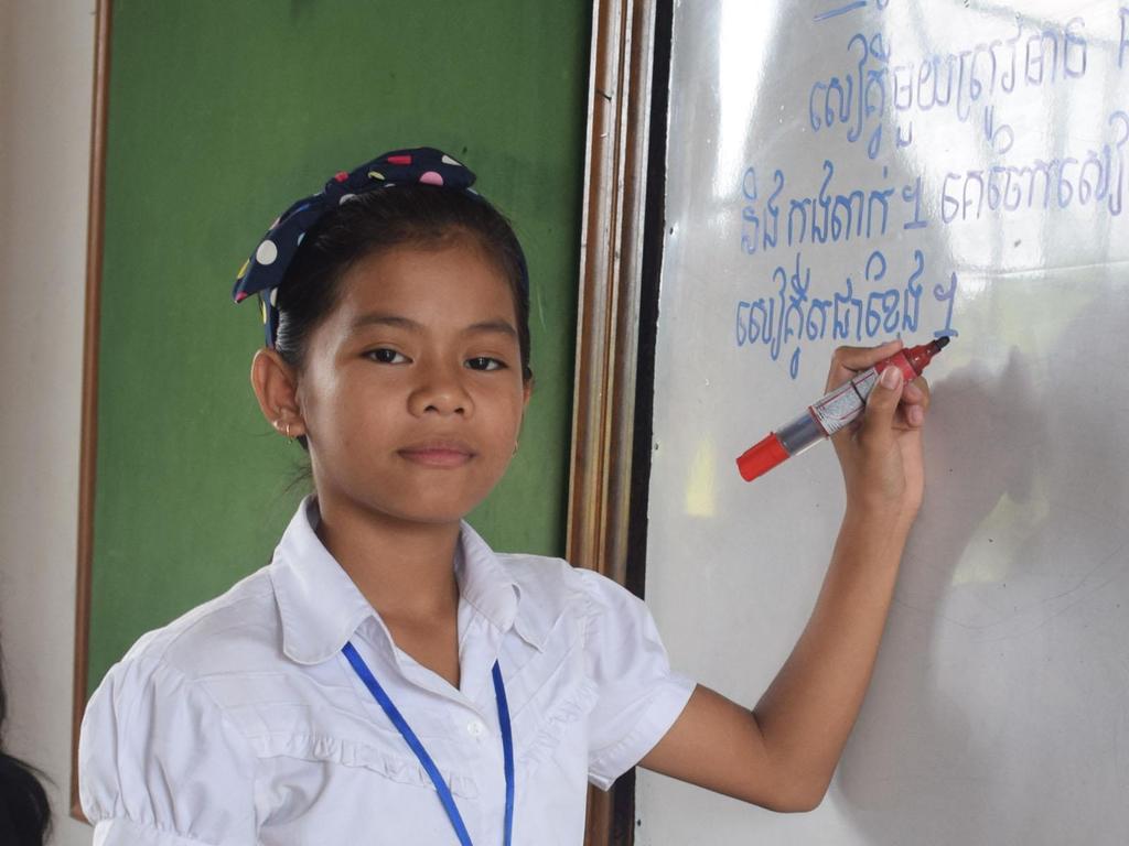 Teum kom till barnbyn 2013. Foto: SOS Arkiv Teum är flitig och duktig i skolan I mars 2013 kom en ung flicka till barnbyn i Siem Reap.