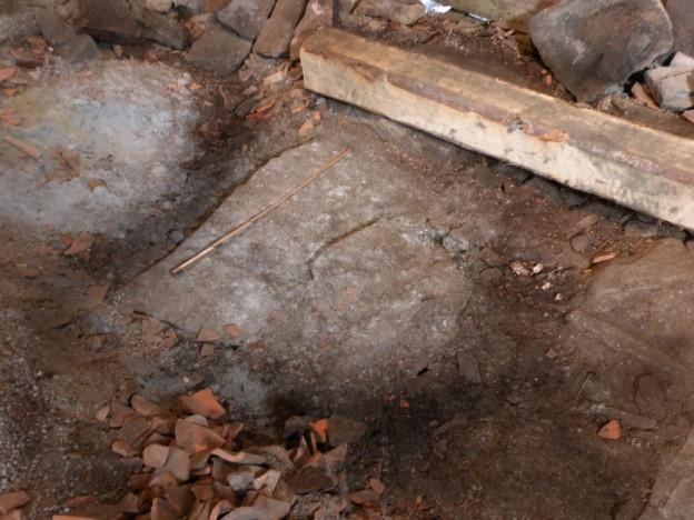 Utgrävning av fundament Under ett lager av krossat taktegel och grus kunde vi hitta det gamla fundamentet av grov sten. Det ljusa till vänster på bilden är ett lager av blålera.