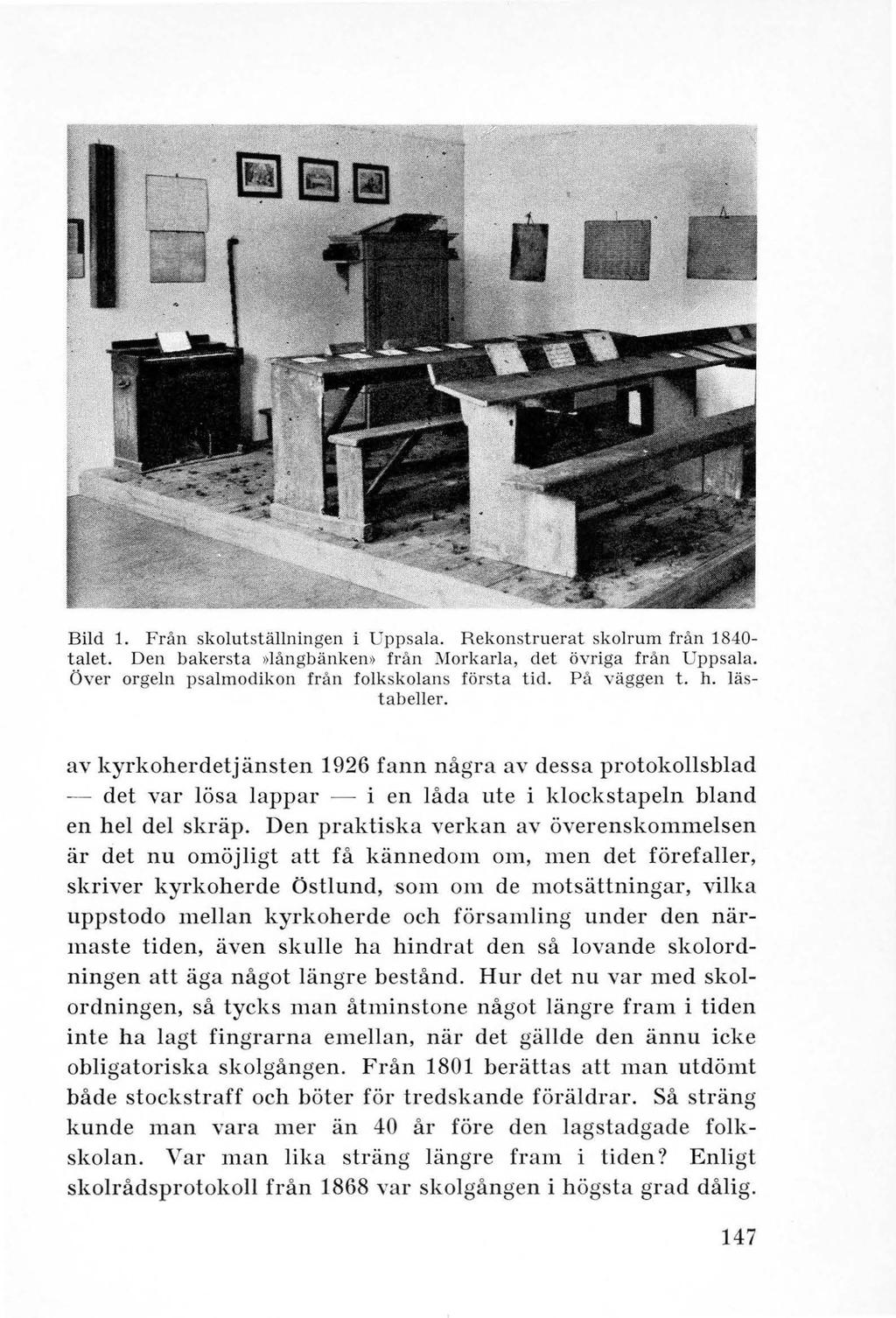 '. I!!) []'... Bild 1. Från skolutställningen i Uppsala. Rekonstruerat skolrum från 1840- talet. Den bakersta»långbänken» från Morkarla, det övriga frå n Uppsala.