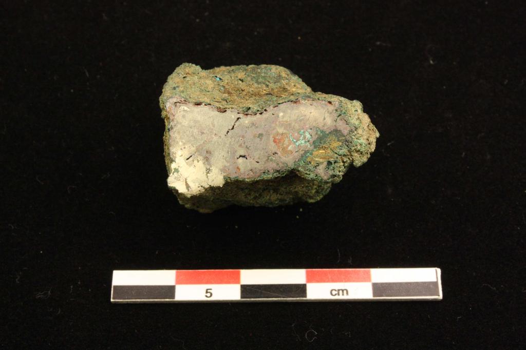 Resultat F4 Kontext 246 Fyndposten består av 1 grönärgigt fragment med hög densitet. Vikt: 65 g. Fragmentet är 30x23 mm stort och 10-20 mm tjockt.