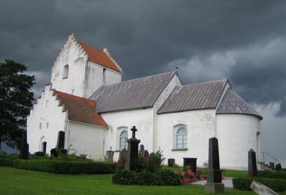 Ravlunda Distrikt Ravlunda Ravlunda kyrka. Foto Jorchr / GFDL HISTORIA Få platser har levererat så mycket guld som Ravlunda, både i form av antika guldgubbar och från havet som bärnsten.