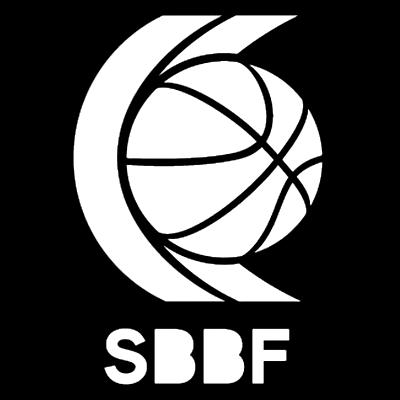Det finns en arrangerande förening, men alla deltagande föreningar (coacher, spelare, crew) hjälper till med upplevelsen (och om det behövs fler händer någonstans).