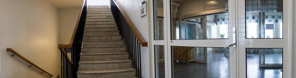 När besökare kliver ut från hissen på 14:e våningen så befinner de sig i ett trapphus där det finns en trappa som leder uppåt samt en trappa som leder neråt.