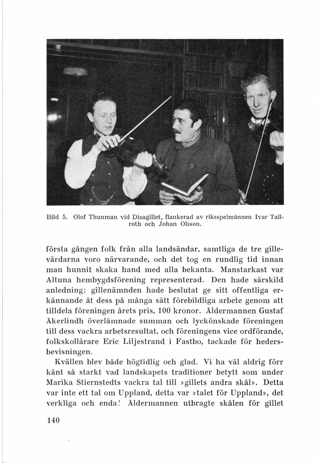 Bild 5. Olof Thunman vid Disagillet, flankerad av riksspelmännen Ivar Tallroth och Johan Olsson.