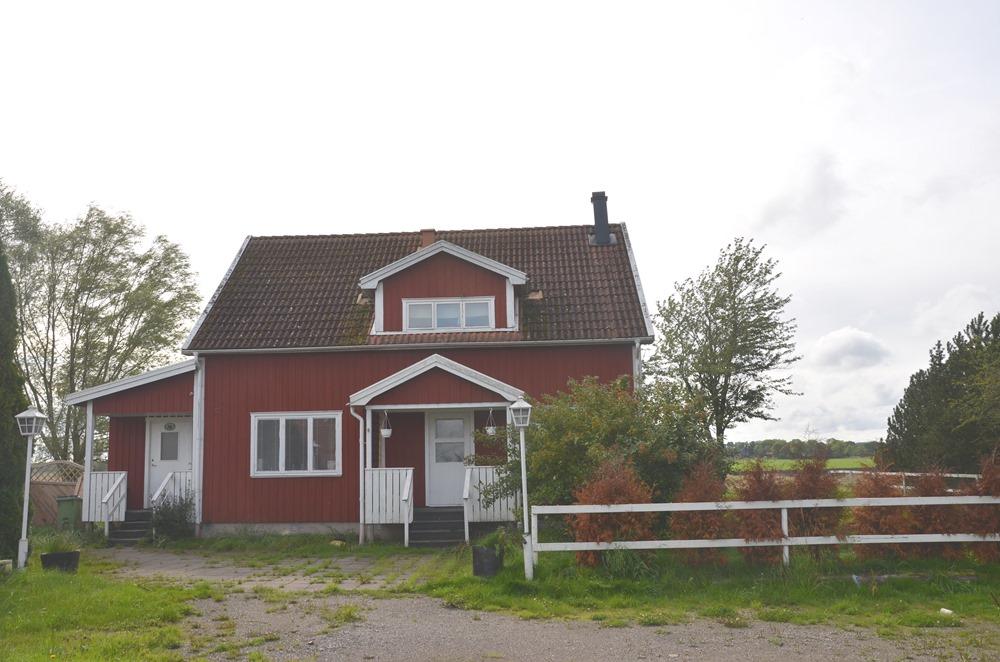 GÅRD - VARA - PRIS: 1 950 000 KR ELLER HÖGSTBJUDANDE Fastighet Fastigheten Vara Lundby 10:7 Adress Mindre Gård SO om Vara Arealer Taxeringsvärde Ekonomi Bostadsbyggnad Södra Lundby Bengt