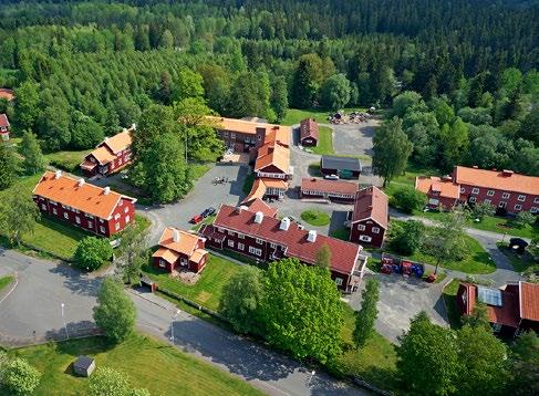 Sörängens folkhögskola i Nässjö ovanifrån. Sörängens skolbibliotek. Matsalen med takmålning av glaskonstnären Simon Gate.