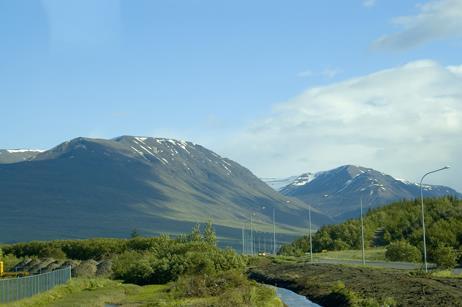 Det bor ca 298.000 invånare på Island.