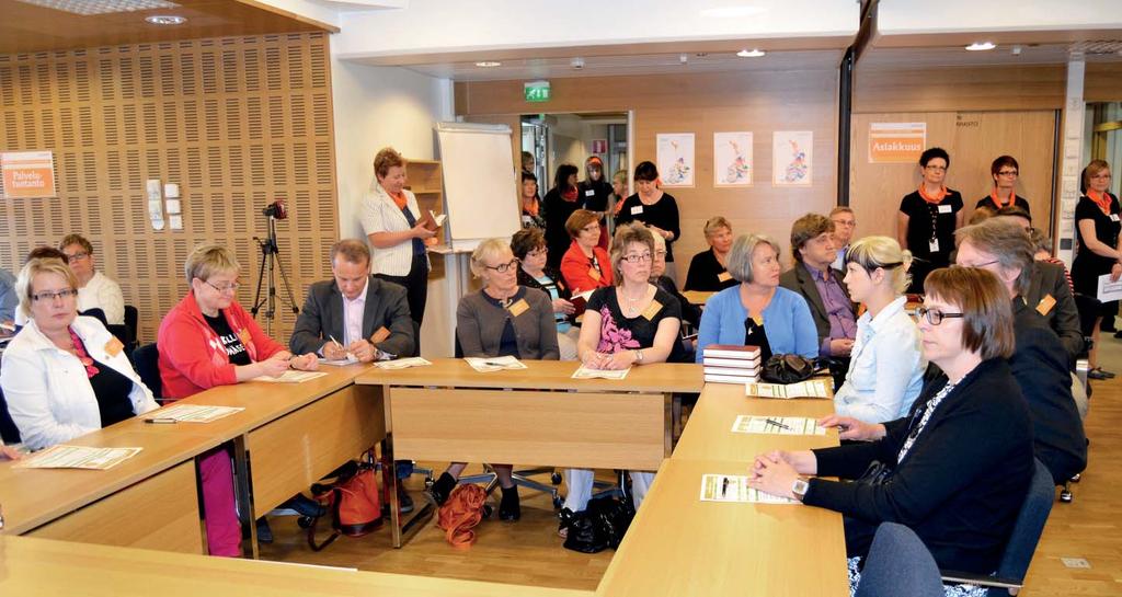 Tant Kipa svarade per telefon Kundtjänsten effektiviserade kundtjänsten år 2013 och öppnade en telefontjänst som kundförsamlingarnas kontaktpersoner kan använda vid sidan av systemet för