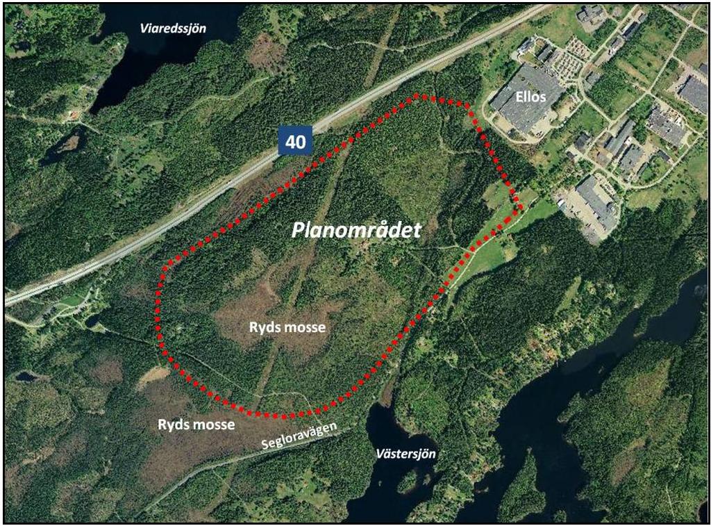 7 Figur 2. Flygfoto över planområdet. Marknivåerna inom planområdet varierar mellan ca +160 m till ca +209 m. Längs planområdets norra del lutar marken kraftigt ner mot Rv 40.