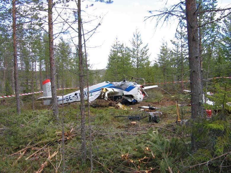 8 1.9 Radiokommunikationer Inte aktuellt. 1.10 Flygfältsdata Flygplatsen hade status enligt KSAB Svenska flygfält. 1.11 Färd- och ljudregistratorer Fanns inte. Erfordrades inte. 1.12 Olycksplats och luftfartygsvrak 1.