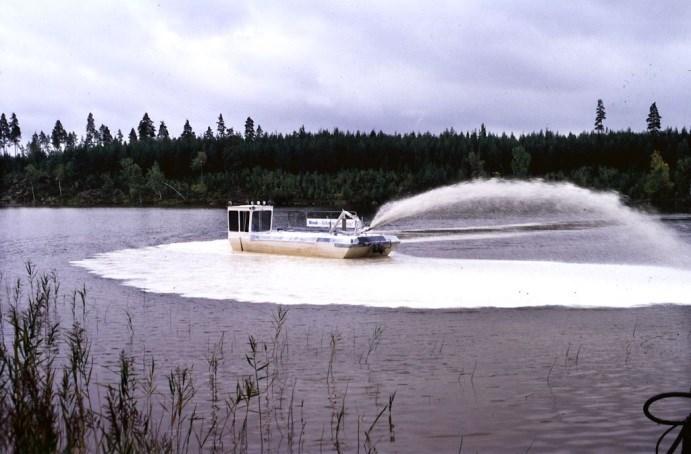 Bild 5: Kalkning från båt för att motverka försurning. Foto: Pelle Grahn. Bild 6: Avsaknad av vegetationsklädda skyddszoner. Foto: Stefan Forsberg, Skogsstyrelsen 2.3 